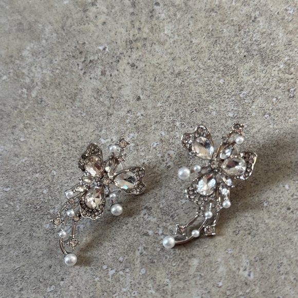 💖4/$30 NEW Elegant Silver and White Crystal Bow Earrings - Picture 3 of 3